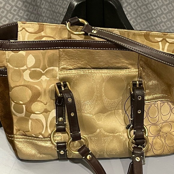🤩 Coach Signature Gallery Logo Patchwork Shopper Tote so soft and roomy.🤩🎁 - Picture 4 of 10
